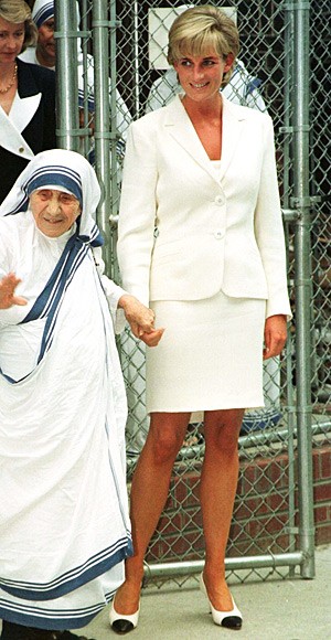 Công nương Diana gặp Mẹ Theresa tại New York với trang phục màu trắng đơn giản và đôi giày cap-toe – một xu hướng mới trở lại từ năm trước.