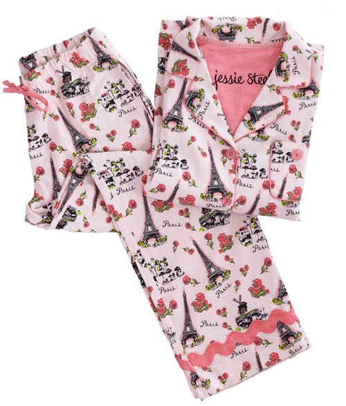 Đặc điểm nổi bật của pijama là kiểu dáng không có gì thay đổi đáng kể nhưng lại có họa tiết vô cùng phong phú, tạo cảm hứng cho các cô nàng điệu đà khi mua sắm chúng