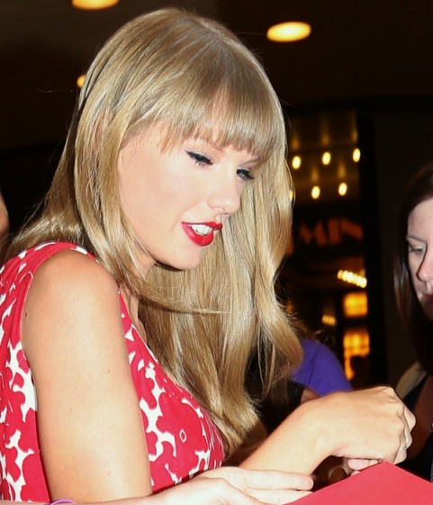 Hôm 30/8/2012 Taylor Swift đã bị bắt gặp khi đang trên đường rời khỏi một phòng thu tại thành phố New York