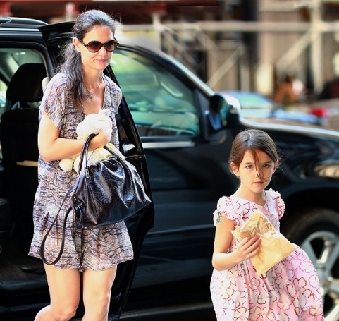 Trước đó, ngày 2/9/2012, hai mẹ con đã cùng diện váy hoa sặc sỡ tung tăng trên đường phố New York