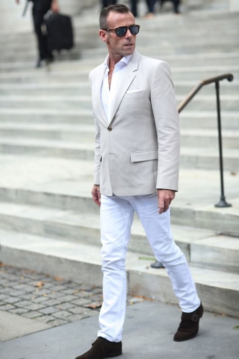 Trang phục trắng "ton-sur-ton" kết hợp với giầy nâu nhã nhặn.