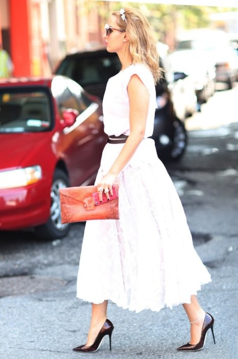 Nổi bật trên đường phố với màu váy trắng tinh khiết.