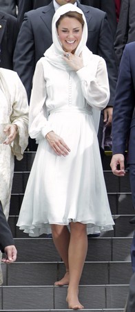 Xuất hiện xinh đẹp trong bộ váy lụa chiffon của Beulah London, Công nương Kate còn khoác thêm chiếc khăn trùm đầu và để chân trần như người dân địa phương.