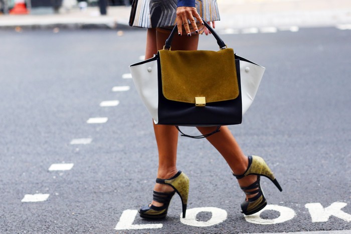 Túi và sandal cùng tông, thành một bộ phụ kiện cho bạn gái tự tin ra phố.