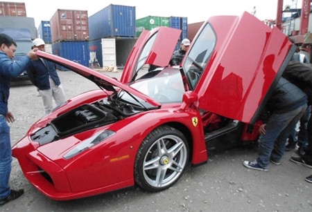 Enzo là một trong những tuyệt phẩm của hãng xe Italy. Ban đầu, Ferrari chỉ sản xuất 349 chiếc. Nhưng sau đó do nhu cầu tăng cao, dù giá vào khoảng 650.000 USD, hãng này quyết định làm thêm 50 chiếc nữa và tuyên bố giữ số lượng ở mức 399 xe.