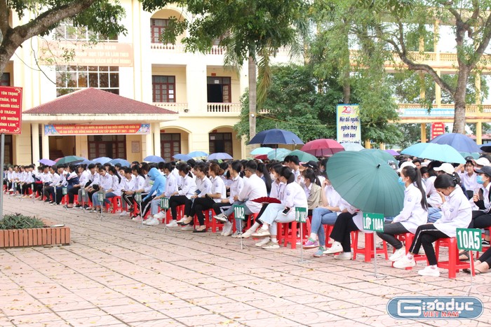 Gần 1000 học sinh Trường Trung học phổ thông Nhã Nam (Bắc Giang) hào hứng tham dự buổi hội thảo. Ảnh: Trung Dũng