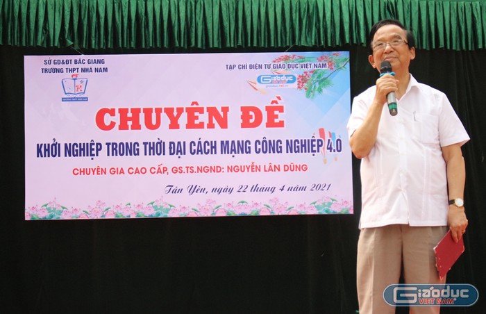 Giáo sư Nguyễn Lân Dũng khuyên các học sinh hãy chuẩn bị hành trang để tự tin bước vào cuộc cách mạng lần thứ 4. Ảnh: Trung Dũng