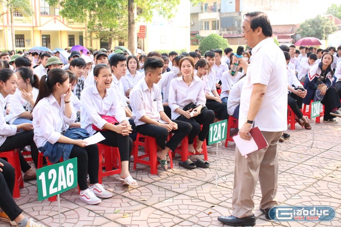 Cách dẫn chuyện hóm hỉnh của Giáo sư Nguyễn Lân Dũng khiến các học sinh trường Nhã Nam đầy phấn khích. Ảnh: Trung Dũng