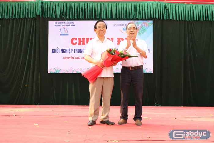 Thầy Dương Văn Duy, Hiệu trưởng Trường Trung học phổ thông Nhã Nam tặng hoa và cảm ơn Giáo sư Nguyễn Lân Dũng. Ảnh: Trung Dũng