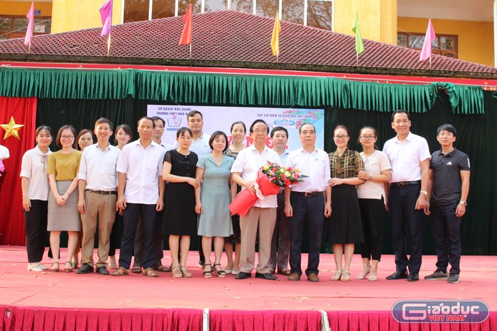 Các thầy cô giáo Trường Trung học phổ thông Nhã Nam chụp ảnh lưu niệm cùng Giáo sư Nguyễn Lân Dũng. Ảnh: Trung Dũng