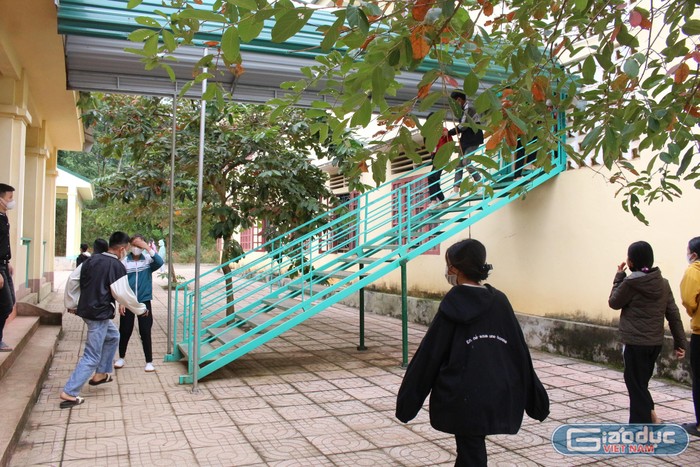 Một cầu thang liên thông giữa các khu lớp học thuận tiện cho việc đi lại của các học sinh và giáo viên được bố trí trong khuôn viên trường.