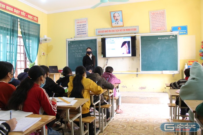 Trong các lớp học được bố trí đầy đủ thiết bị dạy học và trang bị tivi kích thước lớn không khác gì các trường ở thành phố