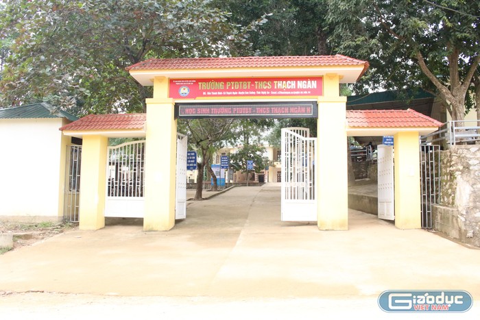 Trường Phổ thông dân tộc bán trú - Trung học cơ sở Thạch Ngàn cách trung tâm huyện Con Cuông gần 20 cây số, phía tả ngạn sông Lam.