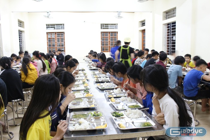 Sau đó các học sinh nội trú sẽ được ăn bữa tối trong bếp ăn tập thể của trường.