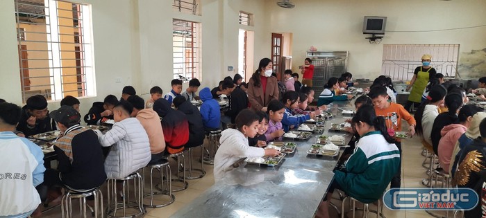 Kết thúc giờ học buổi sáng, các học sinh nội trú sẽ cùng học sinh bán trú ăn trưa tại bếp ăn tập thể của nhà trường.