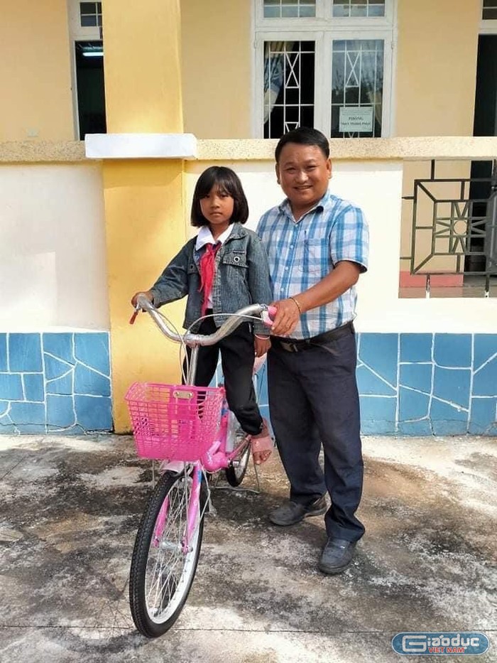 Trước đây, thầy Tùng cũng từng vận động để ủng hộ xe đạp cho học sinh. Ảnh: NVCC