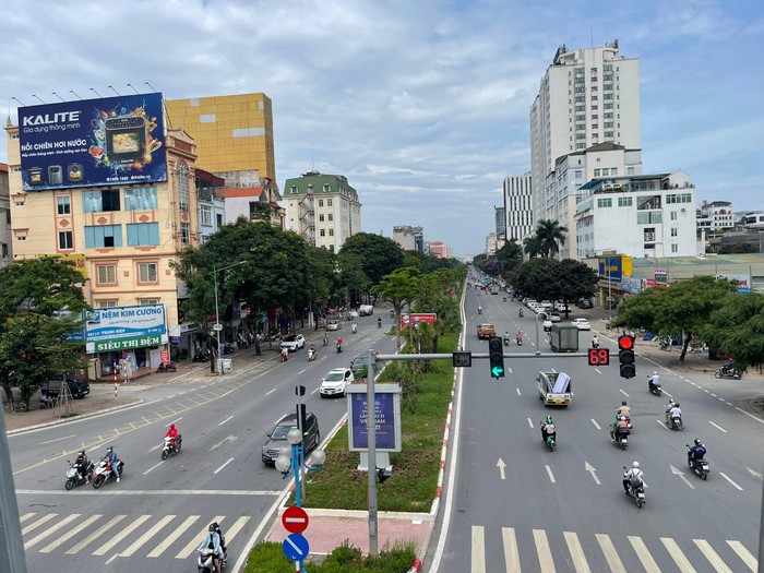 Một nút giao trên đường Hoàng Quốc Việt (quận Cầu Giấy) trở nên thông thông thoáng sau khi thực hiện việc xén dải phân cách, mở rộng mặt đường. Ảnh: Trung Dũng