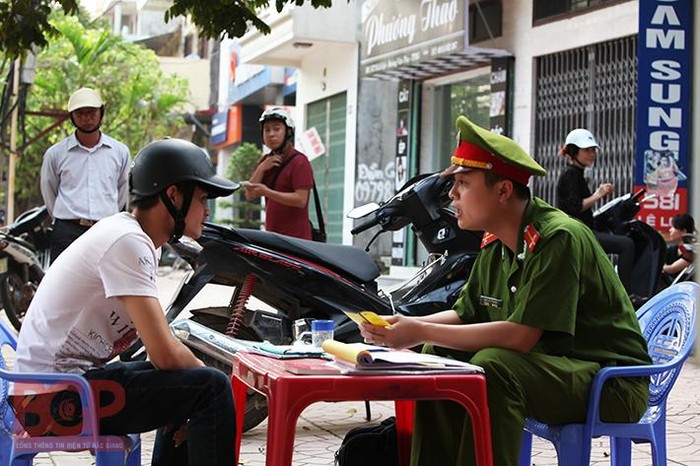 Ngoài việc xử phạt, lực lượng công an tỉnh Bắc Giang cũng thường xuyên vận động, tuyên truyền người tham gia giao thông chấp hành nghiêm túc Luật An toàn giao thông. Ảnh: Cổng thông tin điện tử Bắc Giang