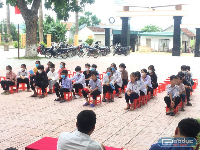 Cũng trong chiều ngày 23/8, các học sinh của Trường Trung học cơ sở Quỳnh Tân có danh sách được trao quà hớn hở chờ đến lượt mình lên nhận quà.