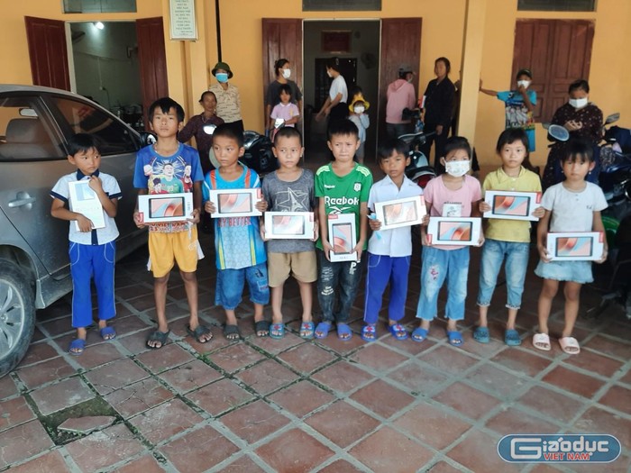 Trong sáng ngày 24/8, các học sinh Trường Tiểu học Quỳnh Tân A cũng được nhận quà tặng của Chương trình &quot;Sóng và máy tính cho em&quot;
