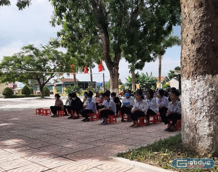 Là đơn vị được chọn trao tặng máy tính bảng cho học sinh sớm nhất, ngày 23/8, các học sinh Trường Tiểu học Quỳnh Tân B có trong danh sách đã tập trung rất sớm tại sân trường. Ảnh: Phụ huynh cung cấp