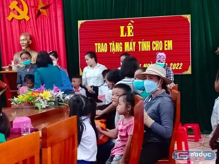 Trao máy tính bảng cho học sinh Trường Tiểu học Quỳnh Văn B ngày 24/8