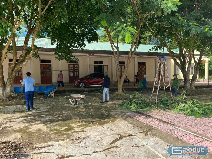 Giáo viên Trường Trung học cơ sở Lục Dạ, huyện Con Cuông (Nghệ An) dọn dẹp khuôn viê nhà trường. Ảnh: NTCC
