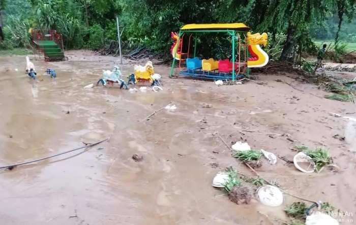 Bùn đất trong sân Trường Mầm non Chiêu Lưu sau mưa lũ. Ảnh: Báo Nghệ An