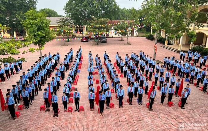 Buổi chào cờ đông đủ học sinh tại Trường Trung học cơ sở Khai Lạng trong sáng ngày 12/9. Ảnh: Báo Nghệ An