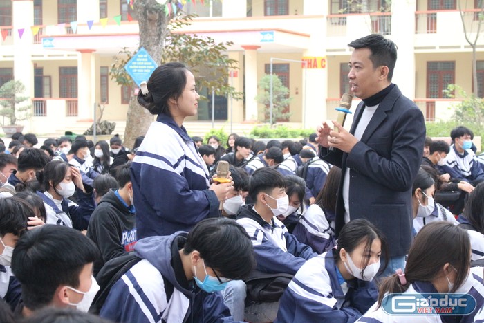 Em Minh Hoà, học sinh lớp 12 tại Trung tâm giáo dục nghề nghiệp - giáo dục thường xuyên huyện Hiệp Hoà đã cùng diễn giả. Ảnh: Trung Dũng