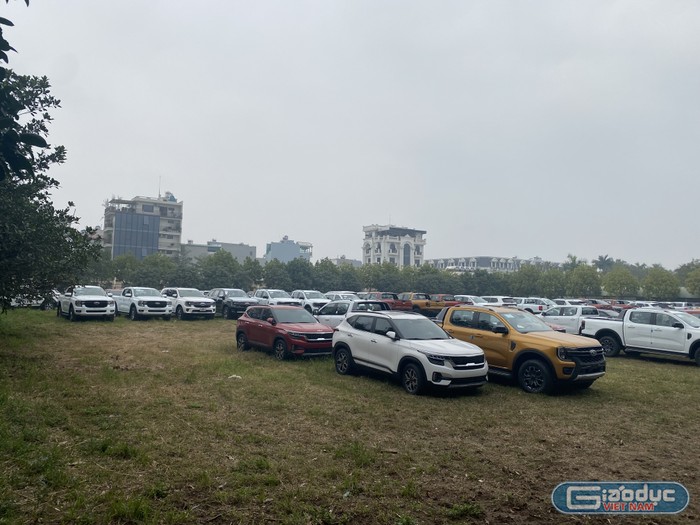 Số lượng xe ô tô trong khu sân phía sau Trường Đại học Thành Đô khá nhiều, đa số không có biển kiểm soát và mẫu mã gần giống nhau. Ảnh độc giả chụp ngày 12/1/2022