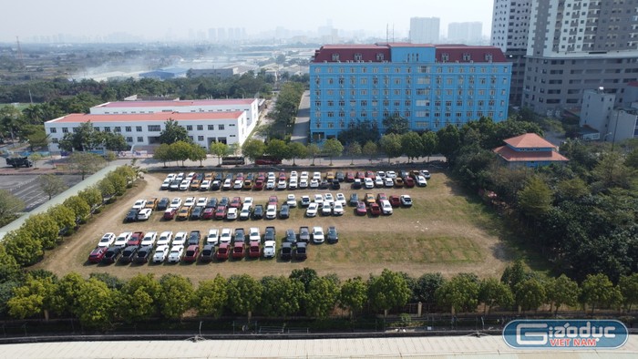 Rất nhiều xe ô tô tập kết tại khu vực sân sau Trường Đại học Thành Đô (ảnh chụp ngày 29/1). Ảnh: Trung Dũng
