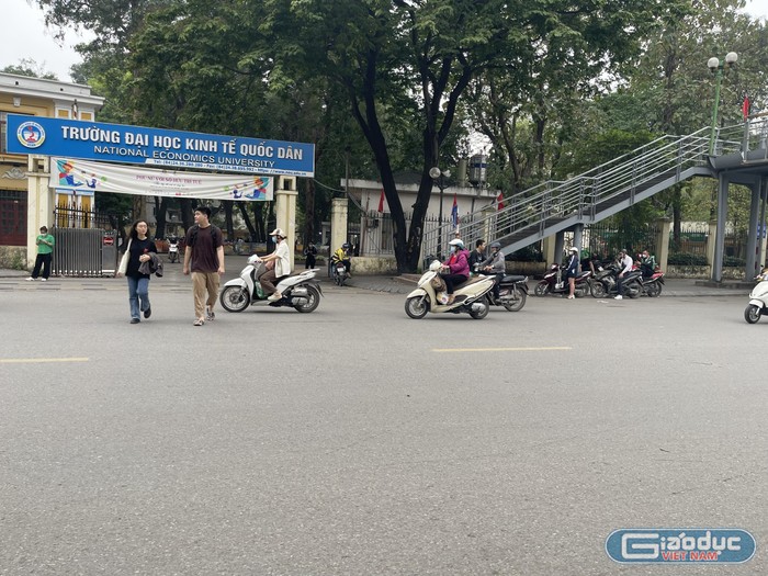 Tại cầu vượt đi bộ trên phố Trần Đại Nghĩa, trước cổng Trường Đại học Kinh tế Quốc dân có lối dẫn lên cầu vượt đi bộ nhưng sinh viên vẫn mạo hiểm băng qua đường.