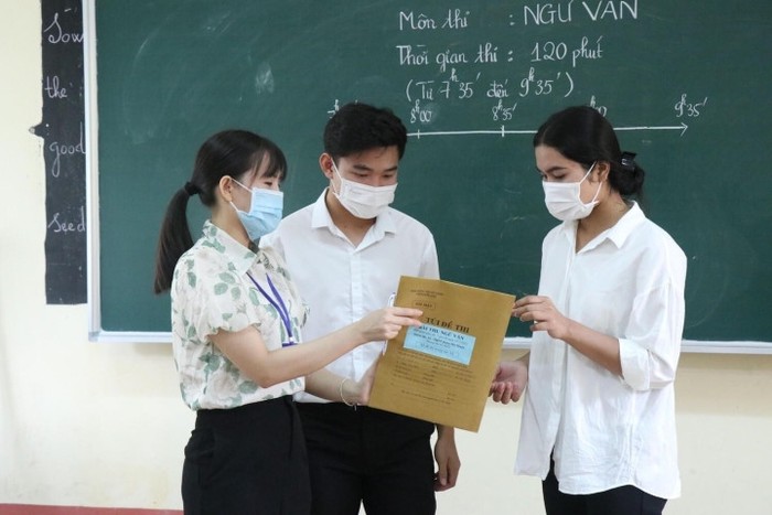 Học sinh Hà Nam cùng giám thị kiểm tra niêm phong túi đề thi trong Kỳ thi tốt nghiệp Trung học phổ thông năm 2022. Ảnh: Thông tấn xã Việt Nam