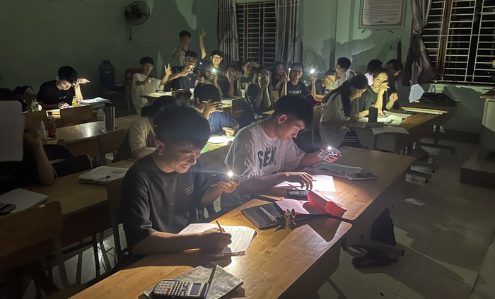 Khi mất điện, các học sinh ôn luyện thi tốt nghiệp THPT dưới ánh đèn điện thoại tại Trường Trung học phổ thông Quỳ Châu. Ảnh: fanpage nhà trường