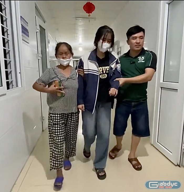 Anh Úy cùng người nhà dìu thí sinh Nguyễn Thị Huệ rời khỏi bệnh viện ở thành phố Vinh để trở về điểm thi tại trường Trung học phổ thông Nguyễn Sỹ Sách . Ảnh: NVCC