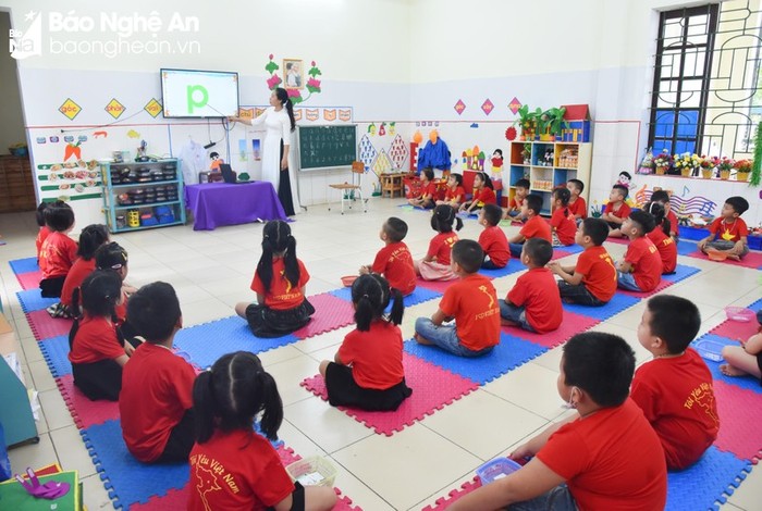Trước tình trạng thiếu giáo viên, một số địa phương tại Nghệ An đã động viên các thầy cô có chuyên môn dạy liên trường, liên cấp. Ảnh: Báo Nghệ An