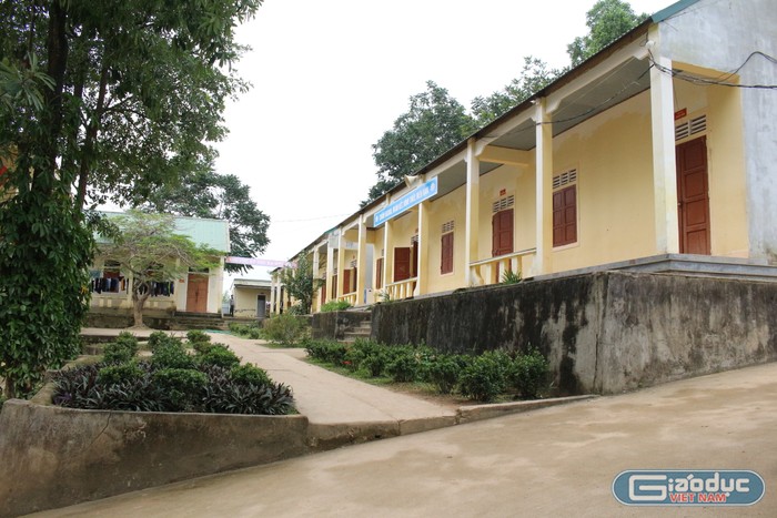 Khu phòng học khang trang trong khuôn viên Trường Phổ thông dân tộc bán trú - Trung học cơ sở Thạch Ngàn, huyện Con Cuông. Ảnh: Trung Dũng