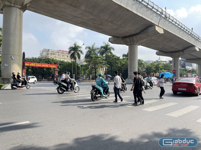 Sinh viên qua đường trước cổng Trường Đại học Thương Mại, nhiều bạn cho rằng dù qua đường vào thời điểm nào cũng đều vất vả.