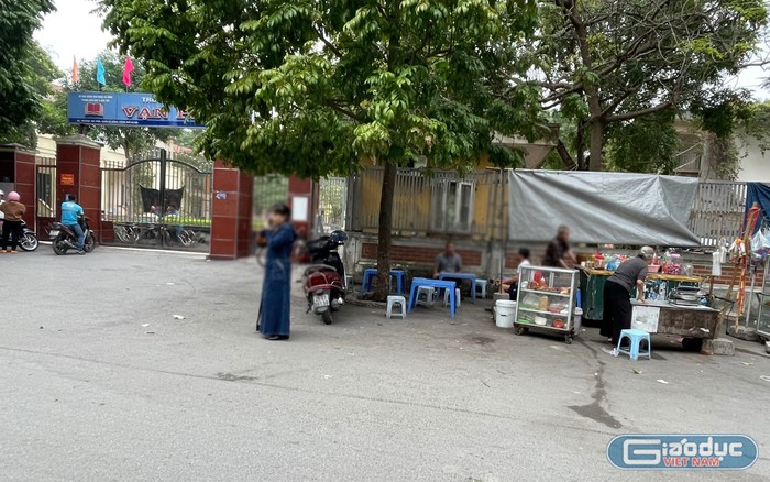 Hàng quán bày bán trước cổng Trường Tiểu học Vạn Phúc, quận Hà Đông. Ảnh: Trung Dũng