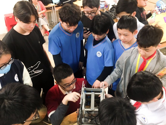 Học sinh hứng thú tìm hiểu về cơ cấu robot trong bộ môn. Ảnh: taquangbuu-bk.edu.vn