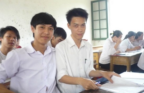 Nguyễn Ngọc Thiện (trái) cùng các bạn trường THPT Thanh Miện (Hải Dương)