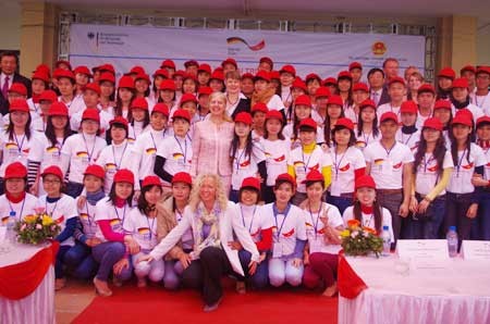 Đại diện Bộ LĐ-TB&XH, Đại sứ quán Đức tại Việt Nam, Tổ chức GIZ tại Việt Nam chụp ảnh cùng các ứng viên điều dưỡng đầu tiên trong khuôn khổ dự án.