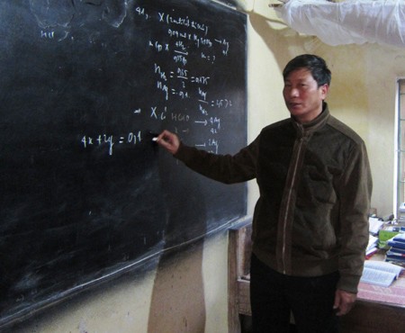 Thầy Điền đang nhiệt tình giảng bài cho học sinh