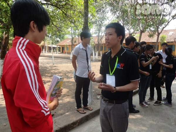 Nguyễn Hoàng Anh Khoa, sinh viên ĐH FPT đang tư vấn về ngành CNTT cho một học sinh nam lớp 12 của trường
