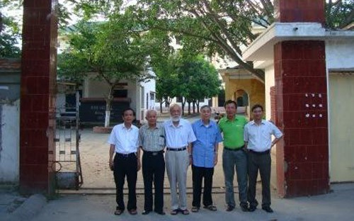 Thầy Lê Đình Trung (ngoài cùng bên tay trái).