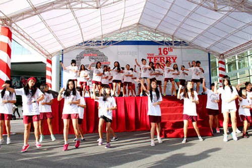 Các học sinh CIS với điệu nhảy Giangnam Style vui nhộn khuấy động bầu không khí trước khi bắt đầu cuộc chạy bộ từ thiện thường niên Terry Fox lần thứ 16 diễn ra tại Phú Mỹ Hưng mà cộng đồng CIS đóng góp hơn 268.000.000 đồng - Ảnh: Lê Phán
