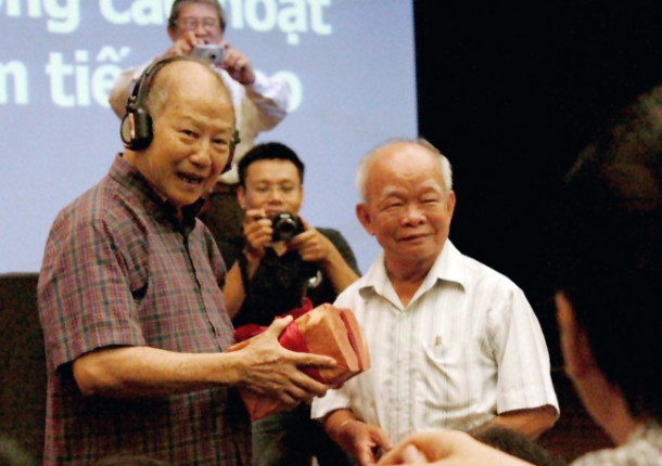 Nhà giáo Phạm Toàn trao bộ SGK tiểu học của Cánh Buồm cho nhà văn hóa Nguyên Ngọc trong hội thảo “Em biết cách học” hôm 6/10/2012 ở Hà Nội. Ảnh: Hạ Huyền
