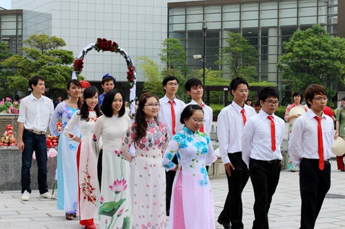 Sự kiện này nằm trong Tuần lễ văn hóa Việt Nam 2013 do cộng đồng sinh viên Việt Nam tại ĐH Ritsumeikan châu Á Thái Bình Dương (APU) cùng nhau tổ chức. Chương trình nhằm giới thiệu, quảng bá văn hóa Việt đến bè bạn quốc tế tại trường cũng như người dân địa phương tại thành phố Beppu, Nhật Bản.