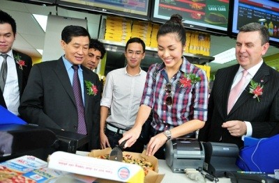 Ông Johnathan Hạnh Nguyễn, Louis Nguyễn và Tăng Thanh Hà tham gia sự kiện khai trương một cửa hàng pizza